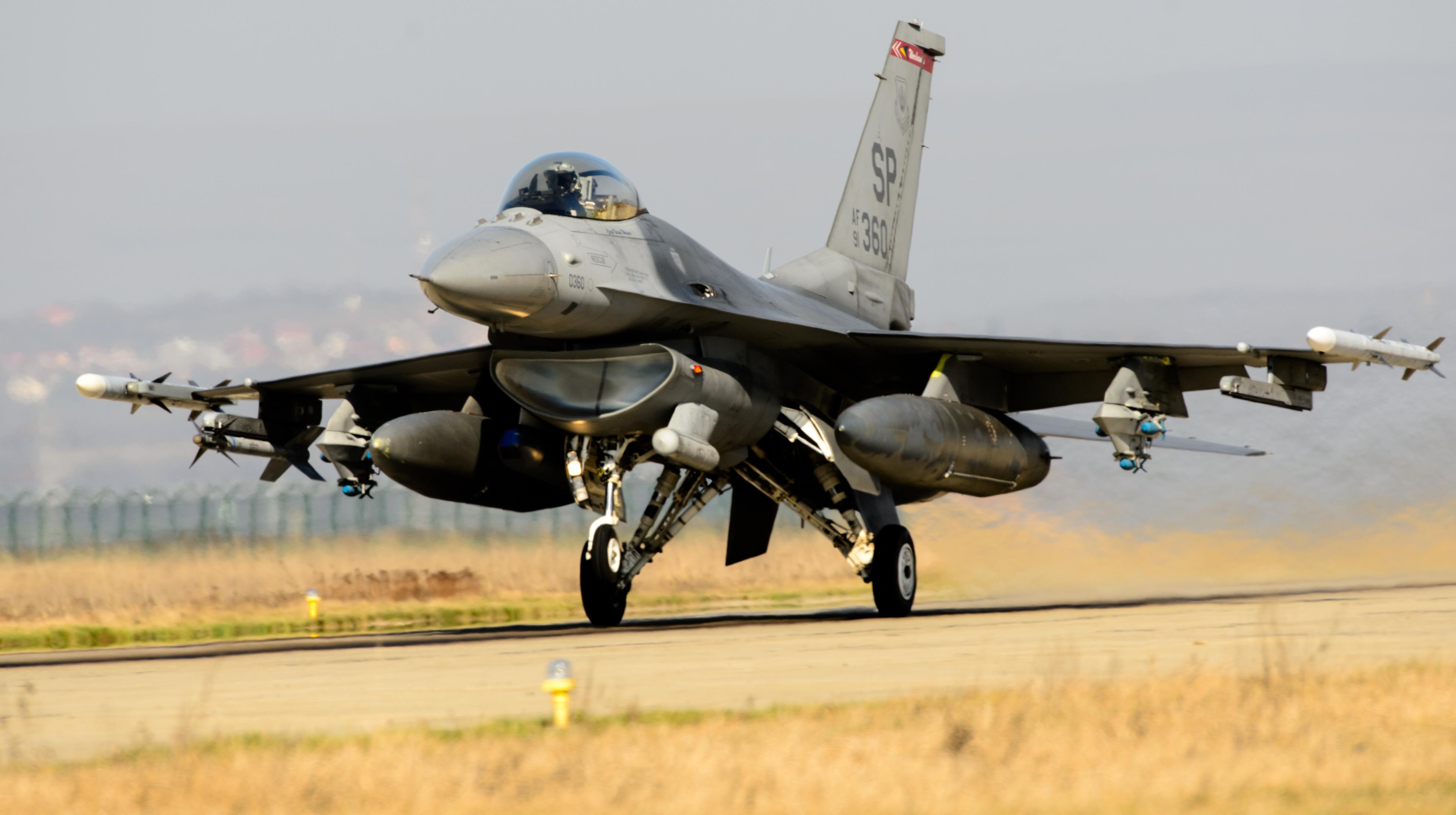 F 16 Fighting Falcon 