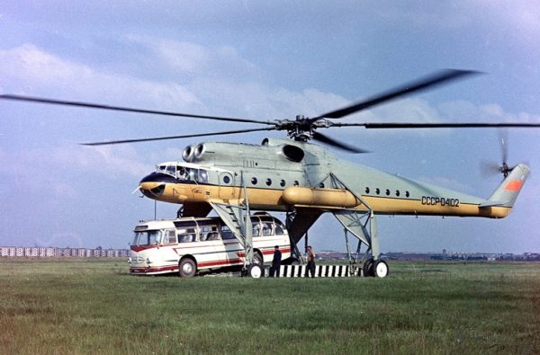 Une grue volante Mi-10 embarquant un hélicoptère : une image de propagande à destination de l'Ouest.