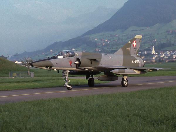 Un nez oblique, des montagne en arrière plan, aucun doute c'est un Mirage IIIRS.