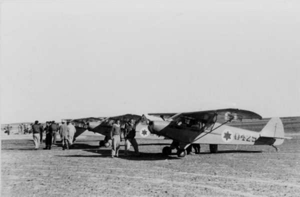 Des Piper Cub israéliens, parés au décollage.