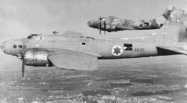 Deux des trois Boeing B-17G en vol.