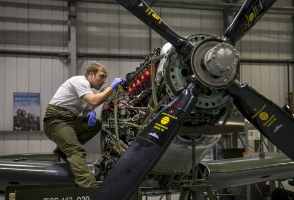 Mécano sur Supermarine Spitfire en 2015, quel dur métier !!!