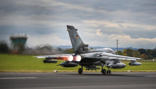 PC allumé, un missile antiradar sous l'intrados, un Tornado ECR sur le tarmac anglais.