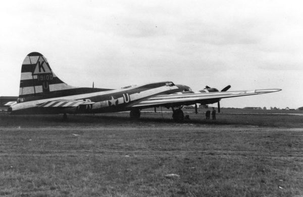 Un Boeing B-17E adapté en Assembly Ship.