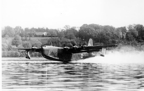 L'hydravion géant allemand Bv-238 au déjaugeage.