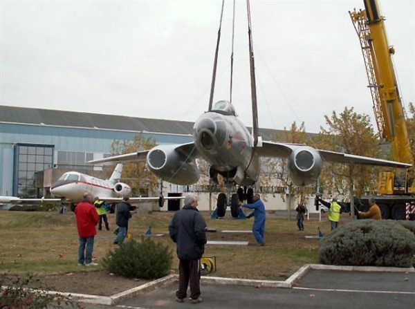 Réinstallation du Vautour d'exposition devant les usines Airbus de Saint-Nazaire