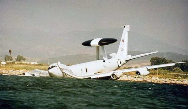 Un E-3 Sentry qui s'est raté au moment de plonger