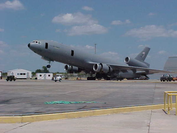 Ce KC-10 Extendeur doit avoir un léger problème d'équilibrage