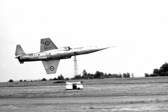 Un F-104 britannique qui vire très bas