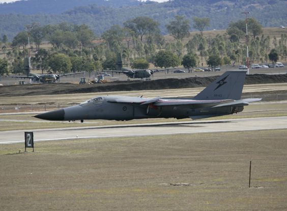 Ce F-111 pourrait passer pour vrai ou faux. Mais en fait il s'agit d'un atterrissage d'urgence avec le train rentré.