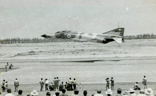 En meeting, ce F-4 n'hésite pas à faire le show