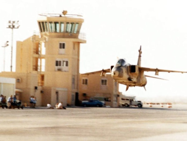 Un Jaguar omani réalisant un low pass au milieu d'une base de la RAFO (Royal Air Force of Oman)