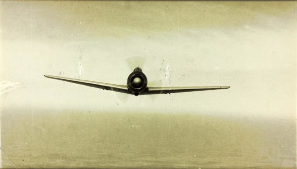 Un Ki-43 en vol, une image rare sous la cocarde française.