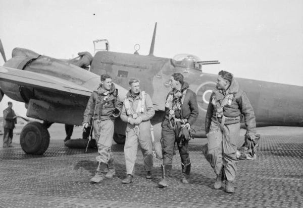 Martin Baltimore de la RAF et son équipage sur un tarmac de PSP.