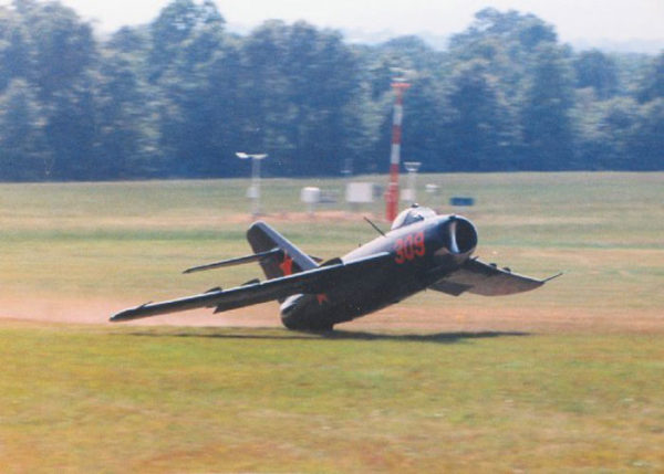 Ce MiG-17 est passé à quelques millimètres de la catastrophe au meeting de Harrison, Arkansas, en 1990.