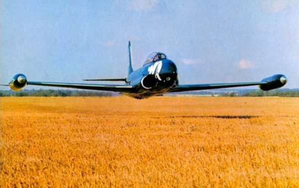 Un ancien T-33 de la RCAF rase les champs près de Duxford en 1974