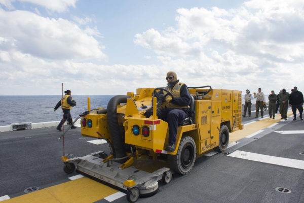 Un aspirateur à l'échelle des porte-avions américains : juste très gros.