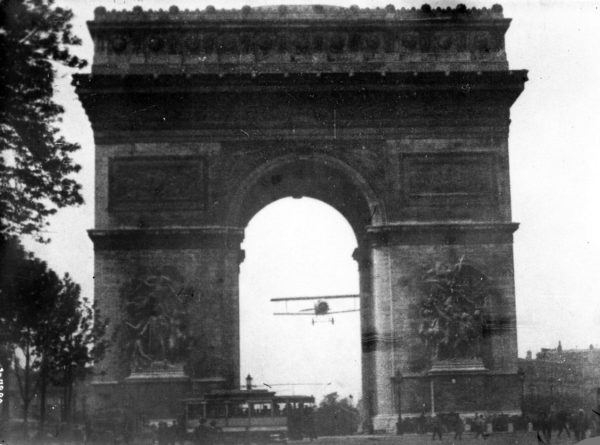 Godefroy réalise son vol historique. Remarquez le tramway sous l'avion.