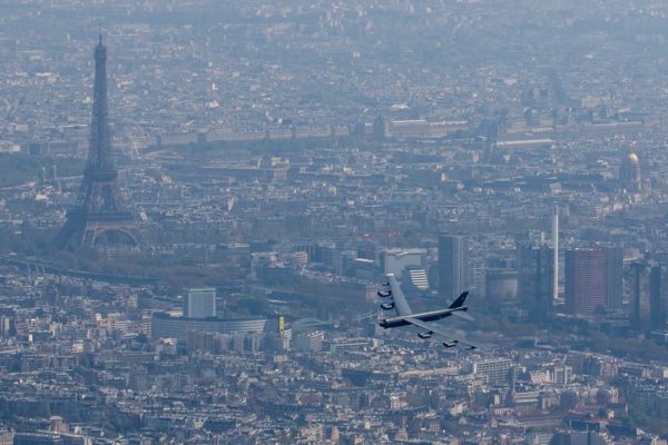 Un B-52 au-dessus de Paris. Inédit !