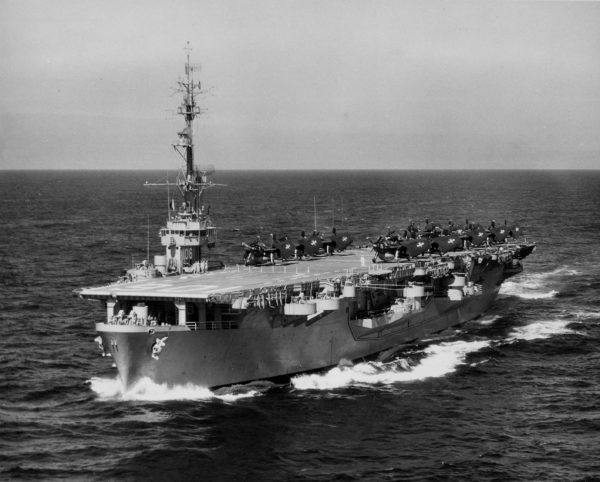 L'USS Block Island (CVE-106) en configuration porte-avions d'escorte.