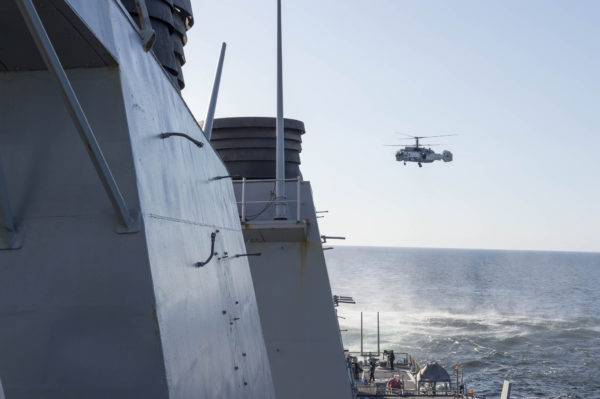 Le Ka-27 Helix sur l'arrière de l'USS Donald Cook.