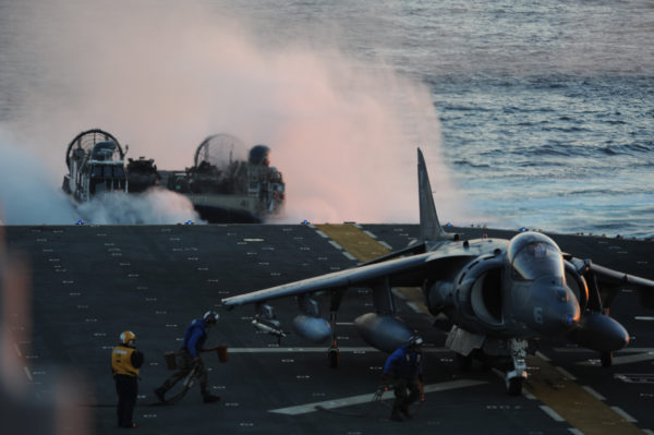 McDonnell Douglas AV-8B Harrier II et navire aéroglisseur en action depuis l'USS Bataan alias LHD-5.