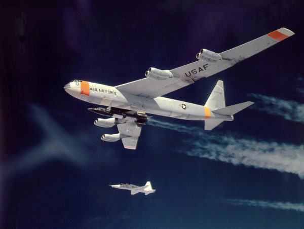 Boeing NB-52B.X-15A.T-38_Wikimédia