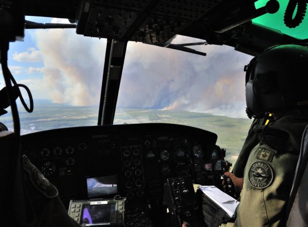 Au plus près du feu un équipage de CH-146 Griffon du 408ème Escadron.