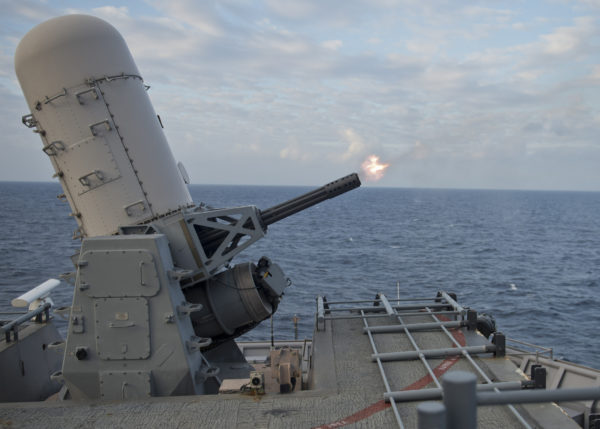 L'un des deux CIWS Phalanx armant l'USS Tortuga (LSD-46)