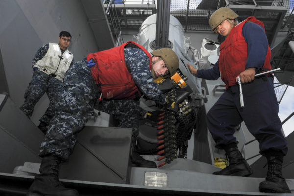 Armuriers américains approvisionnant un CIWS Phalanx.