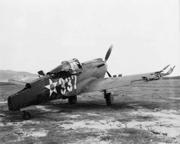 Un des nombreux P-40 Warhawk pris pour cible à Wheeler Airfield.