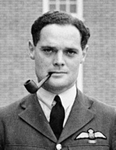 Douglas Bader ressemble singulièrement à Philip Mortimer (sans sa barbe), non ?