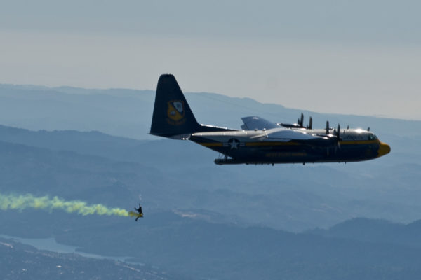 Un para des Leap Frogs après son saut depuis Fat Albert