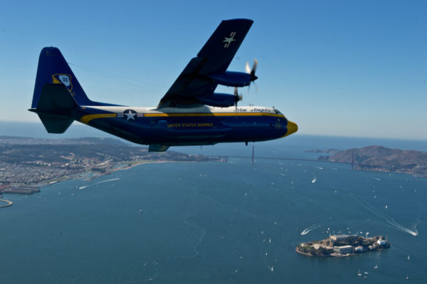 Fat Albert survolant l'île d'Alcatraz.