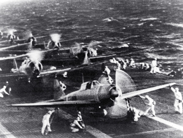 Sur le pont du porte-avions Shokaku des Mitsubishi A6M se préparent à prendre les airs.