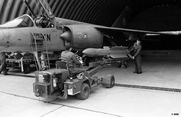 Chargement d'un missile air-air R530D sur un Mirage F1C.