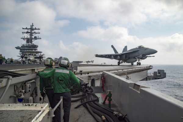 Super Hornet au catapultage, armé et bon de guerre.