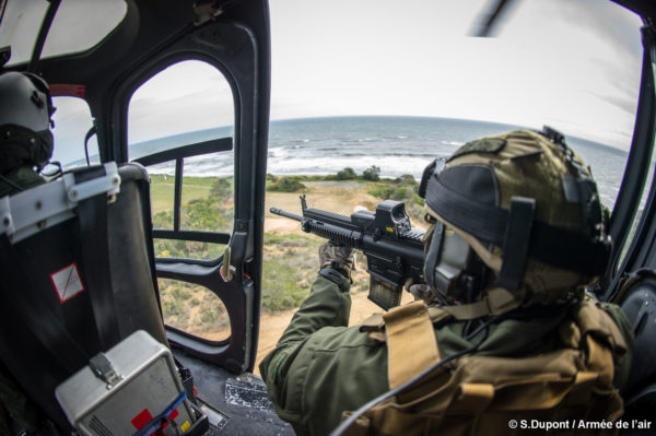 Tireur et son HK417 à la porte d'un Fennec MASA.