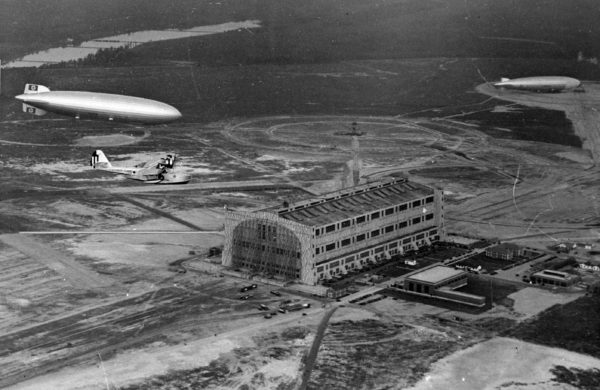 L'arrivée pour la 1ère fois à Lakehurst du Hindenburg, sous la protection d'un amphibie Douglas RD Dolphin de l'USCG.