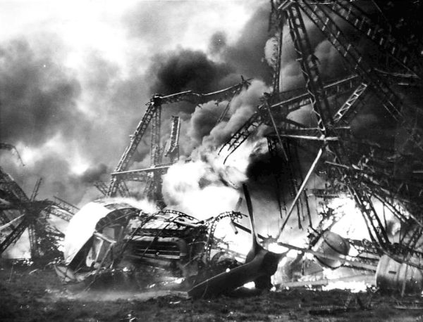 Il ne reste pas grand chose du puissant moteur Daimler-Benz du Hindenburg, alors que la structure brûle encore.