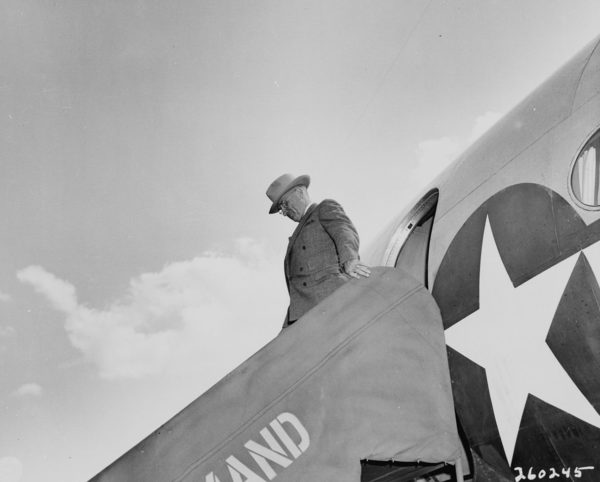 Harry S. Truman, descendant de son Air Force One.