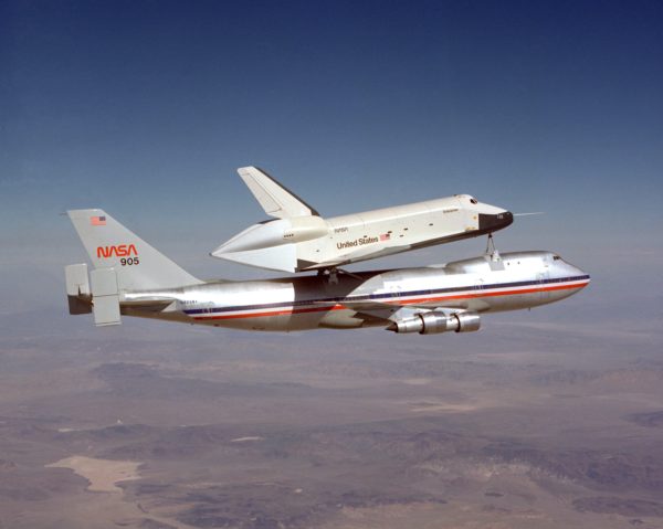 La navette Enterprise sur le dos du premier Shuttle Carrier Aircraft.