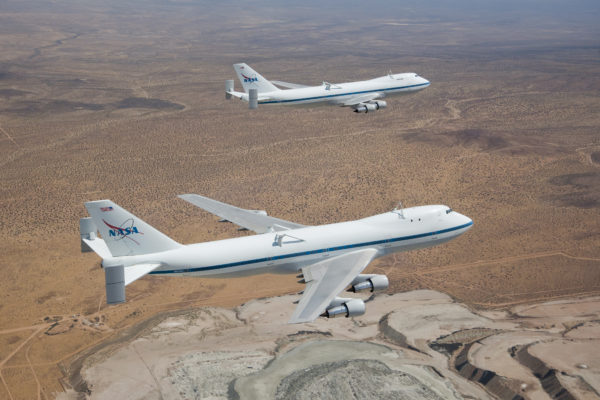 Les deux Shuttle Carrier Aircraft volant de conserve.