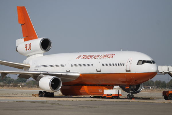 Tanker 910, stationné sur tarmac. 