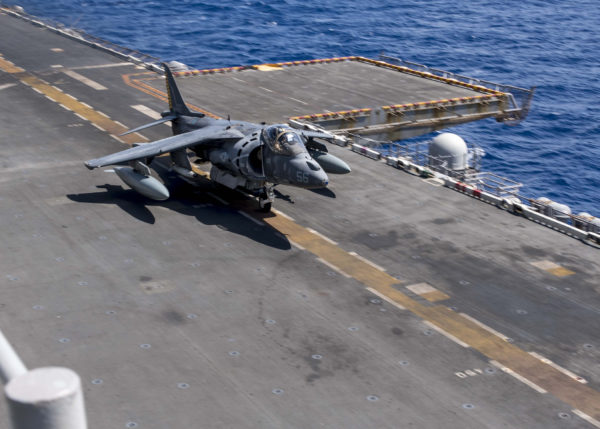 Sur ce cliché on aperçoit l'ombre projeté d'une bombe à guidage laser sous ce Harrier II.