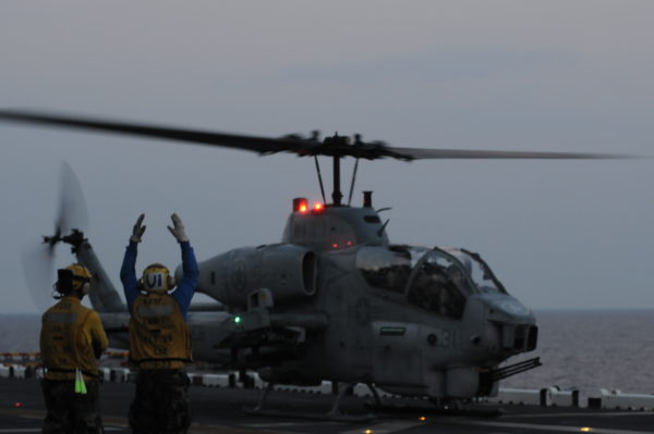 AH-1W SuperCobra sur le pont d'envol de l'USS Wasp.