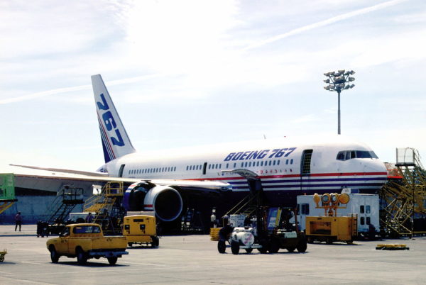 Quand le N767BA ressemblait encore à un avion de ligne.