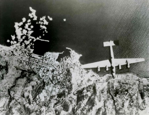 USS Corsica B-24 survolant Bastia