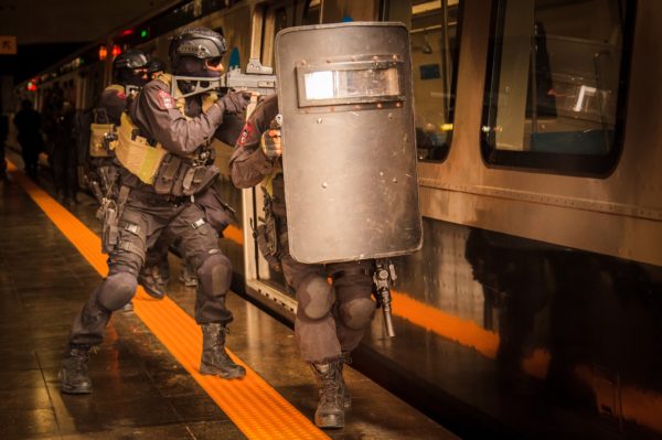 Les commandos de la FAB à l'exercice dans le métro de Rio.