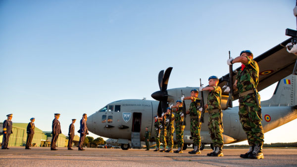 Garde d'honneur pour l'avion des mécanos roumains.